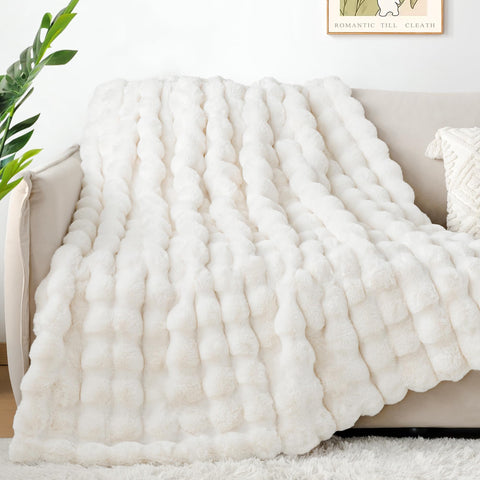 Touchat Luxury throw edge stitching demonstrates durable craftsmanship and longevity.