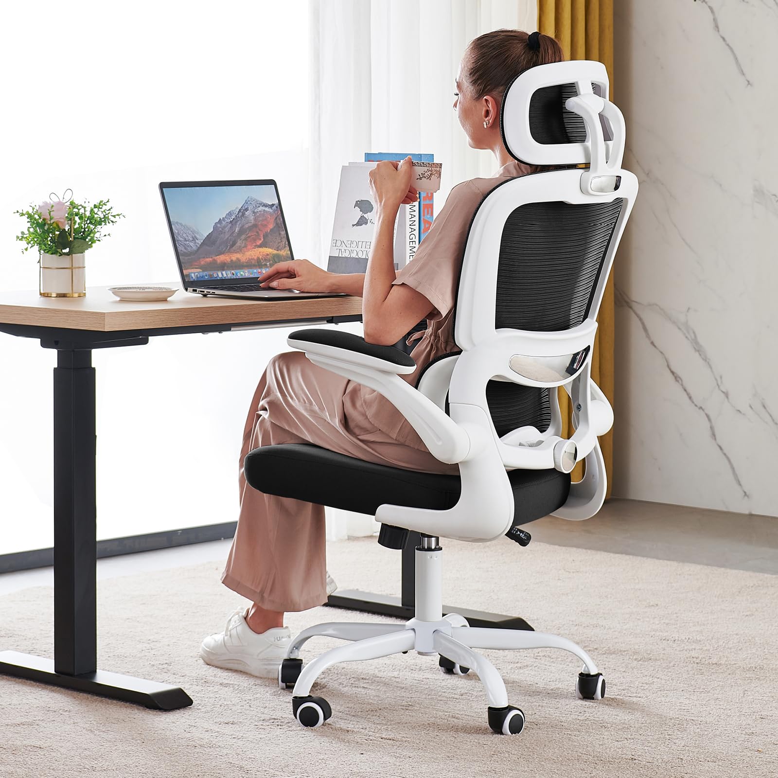 TRALT office chair with ergonomic headrest improves posture during long tasks