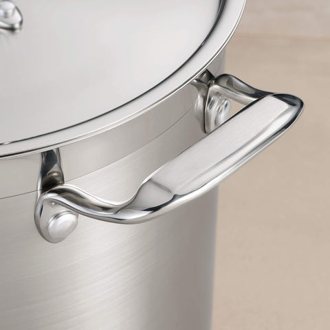 Close view of Tramontina Gourmet 18-10 stainless steel surface