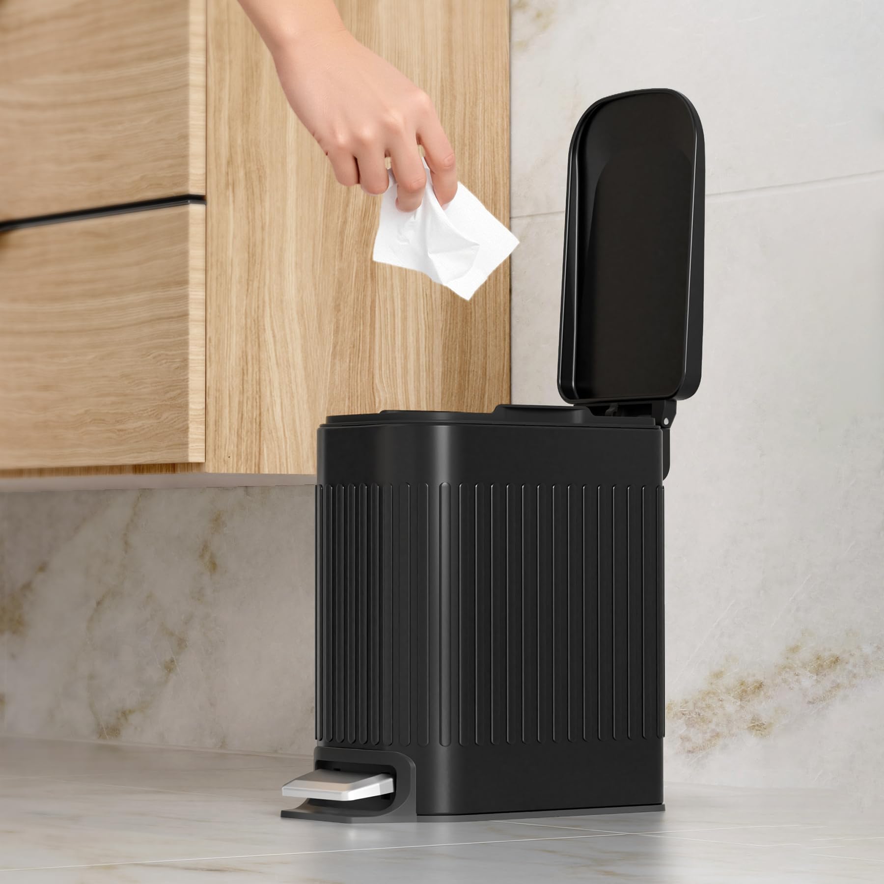 TrashAid lid closed to trap odors and keep spaces fresh.