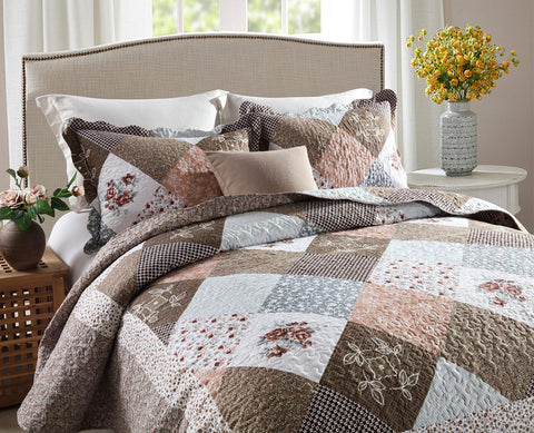 Travan quilt-reversible-queen-face offers versatile style options.