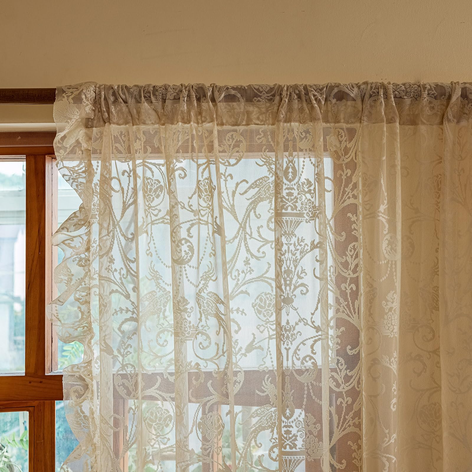 TUDECO vintage floral lace panels add cozy retro ambiance to the living room.