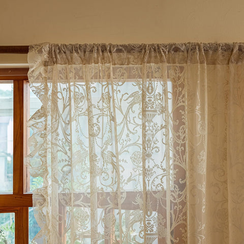 TUDECO vintage floral lace panels add cozy retro ambiance to the living room.