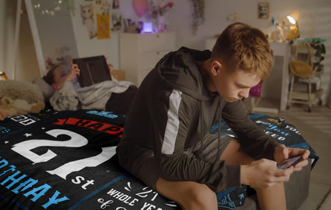 Turelos blanket with game-console-inspired design for gamers