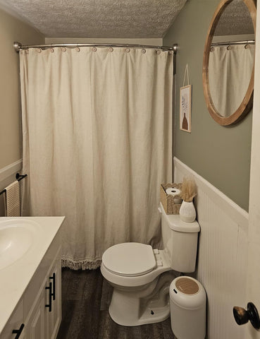 TURKIO includes 12 hooks for quick, easy hanging.