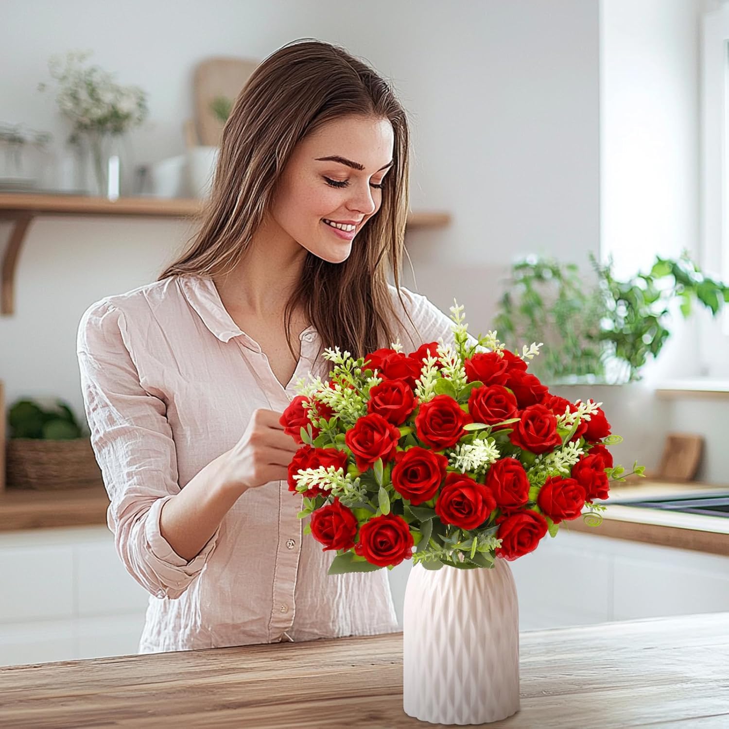 TURNMEON roses in a vase create timeless home decor appeal.