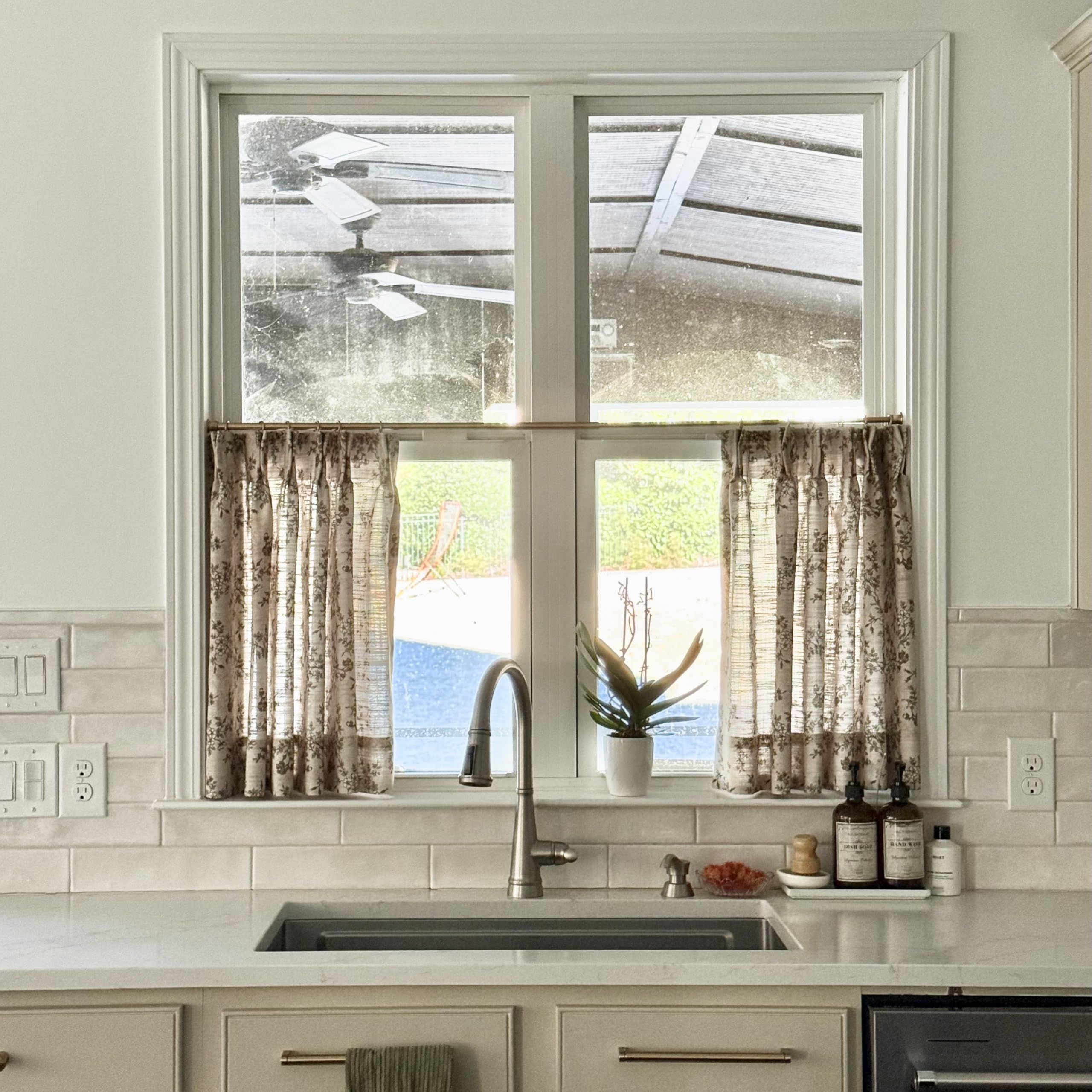 TWOPAGES room decor setup delivers sturdy curtain support