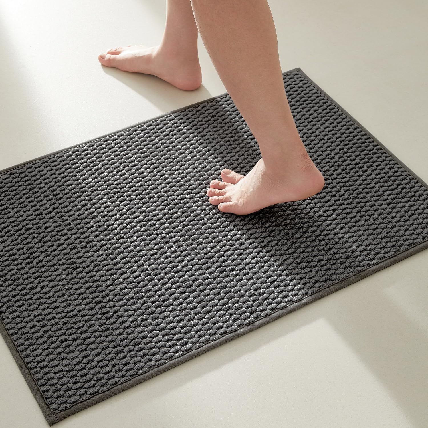 TYUU non-slip 20x30 bathroom rug keeps feet secure on wet floors.