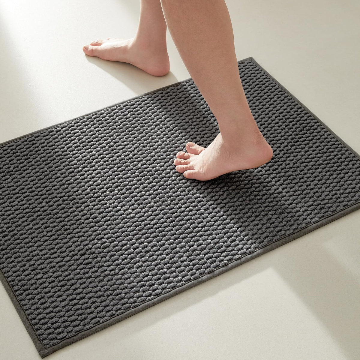 TYUU non-slip 20x30 bathroom rug keeps feet secure on wet floors.