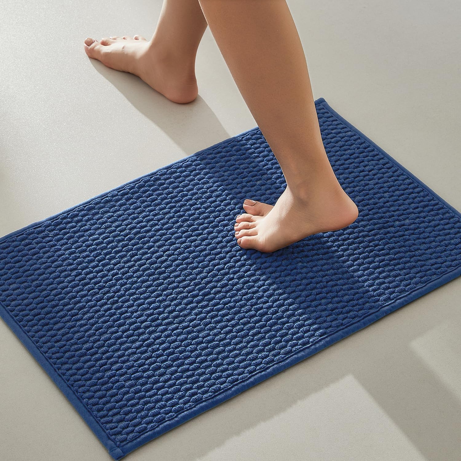 TYUU bathroom rug non-slip backing closeup shows secure grip on smooth floors