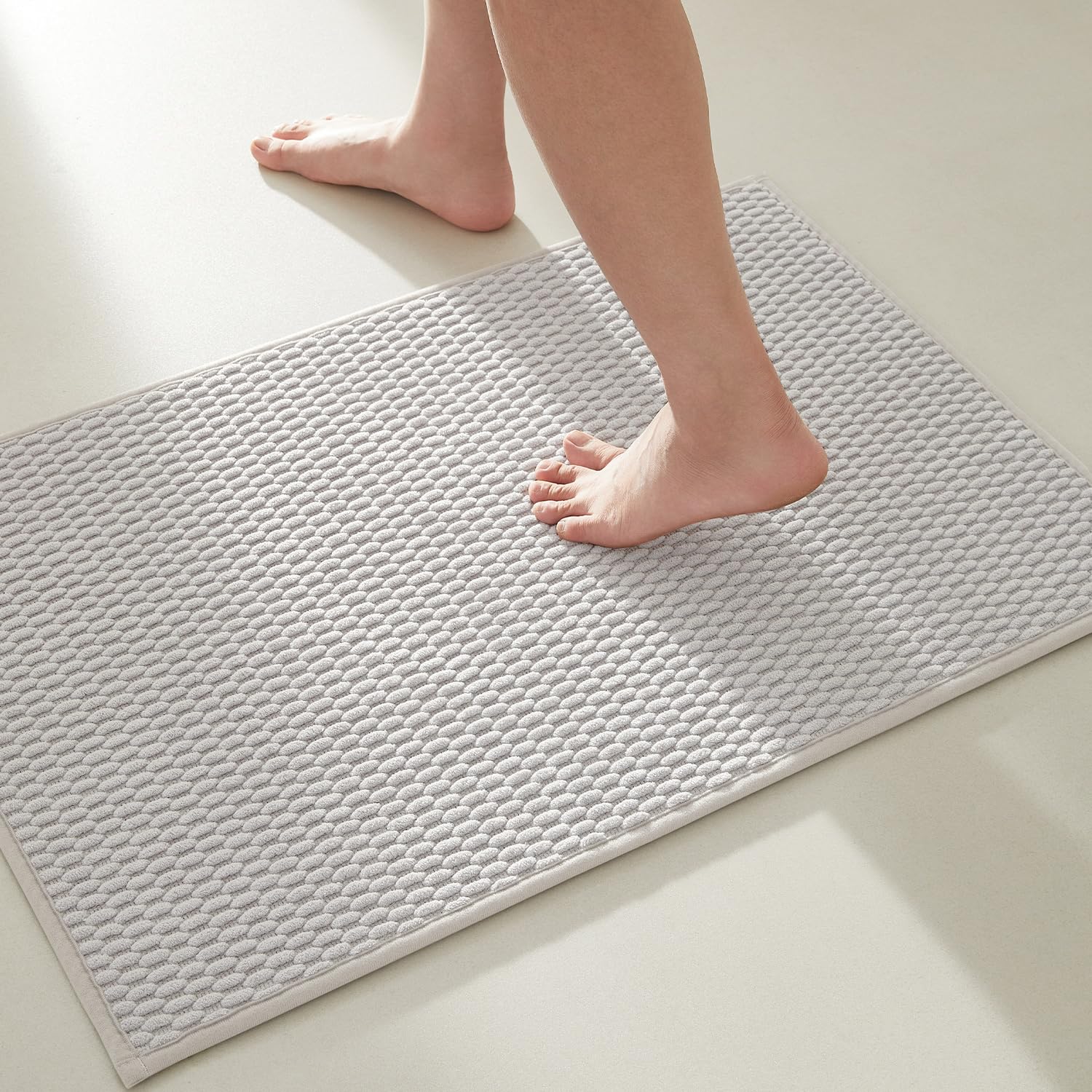 TYUU bathroom rug close-up showing non-slip backing for secure footing