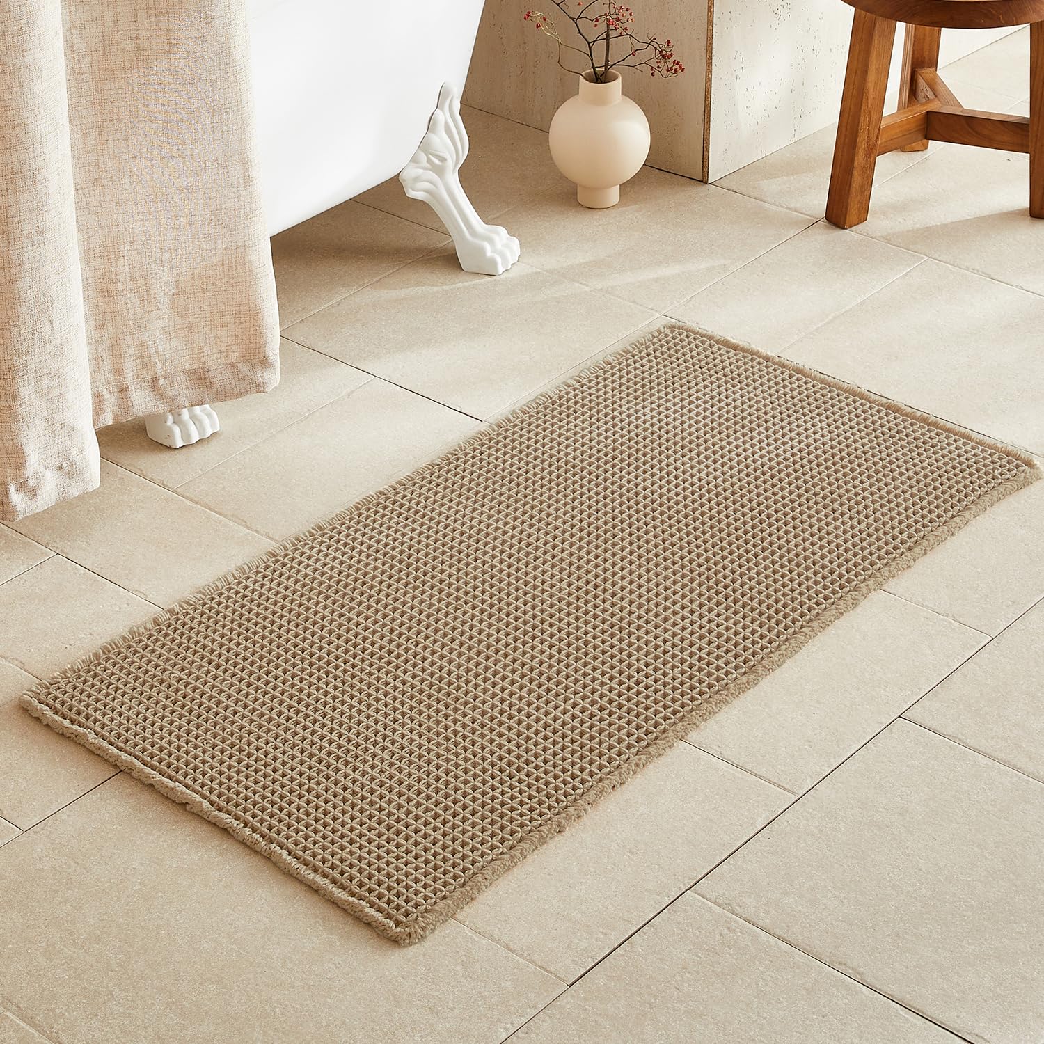 TYUU waffle bath mat close-up shows waffle texture and quick-absorbent weave for spa-like comfort.