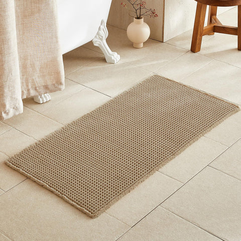 TYUU waffle bath mat close-up shows waffle texture and quick-absorbent weave for spa-like comfort.