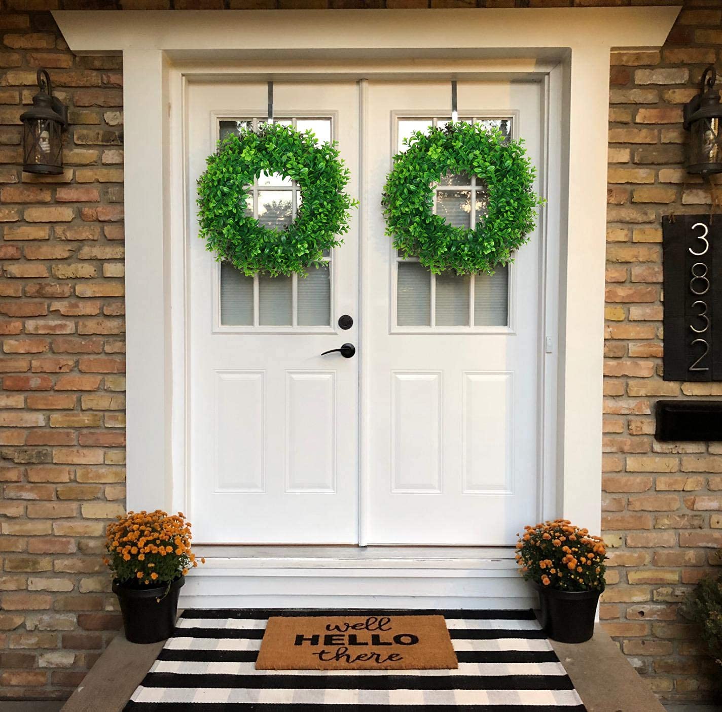 U'Artlines 17-inch boxwood wreath adds wedding and event decor charm.