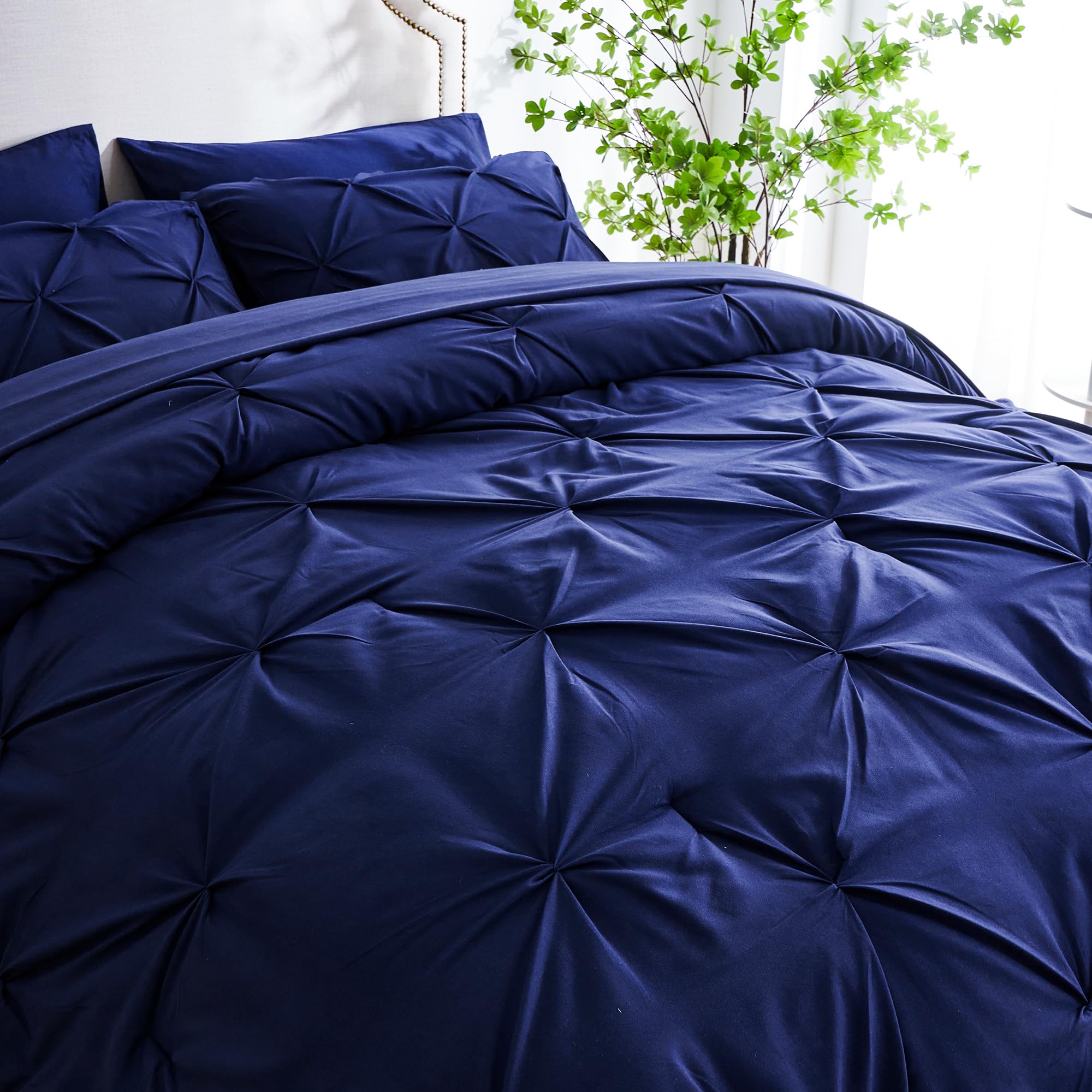 Ubauba fitted sheet highlights secure fit with deep pockets.