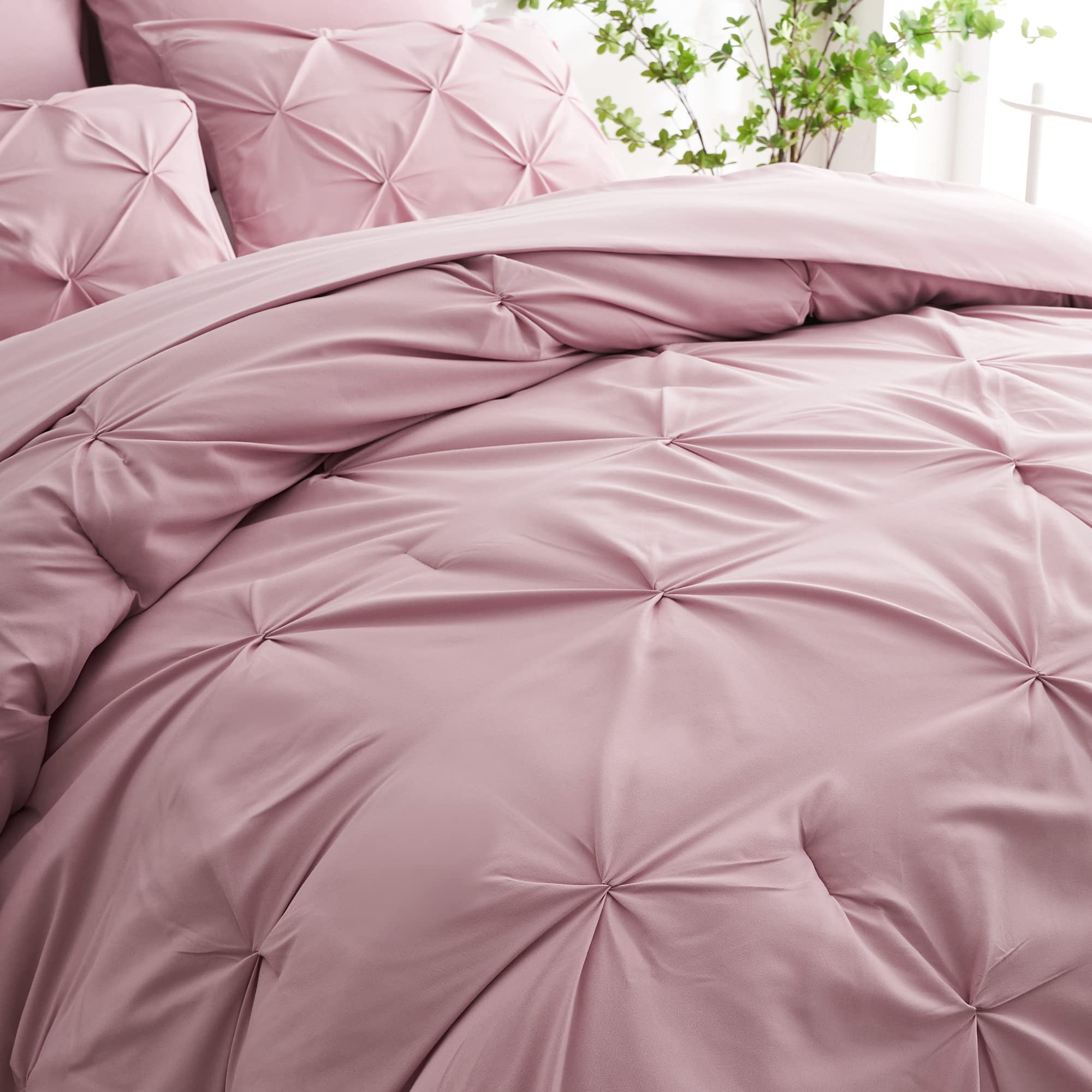Ubauba queen fitted and flat sheets offer a smooth, wrinkle resistant finish