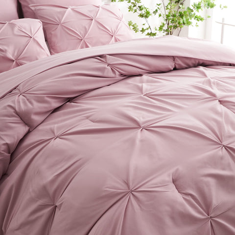 Ubauba queen fitted and flat sheets offer a smooth, wrinkle resistant finish