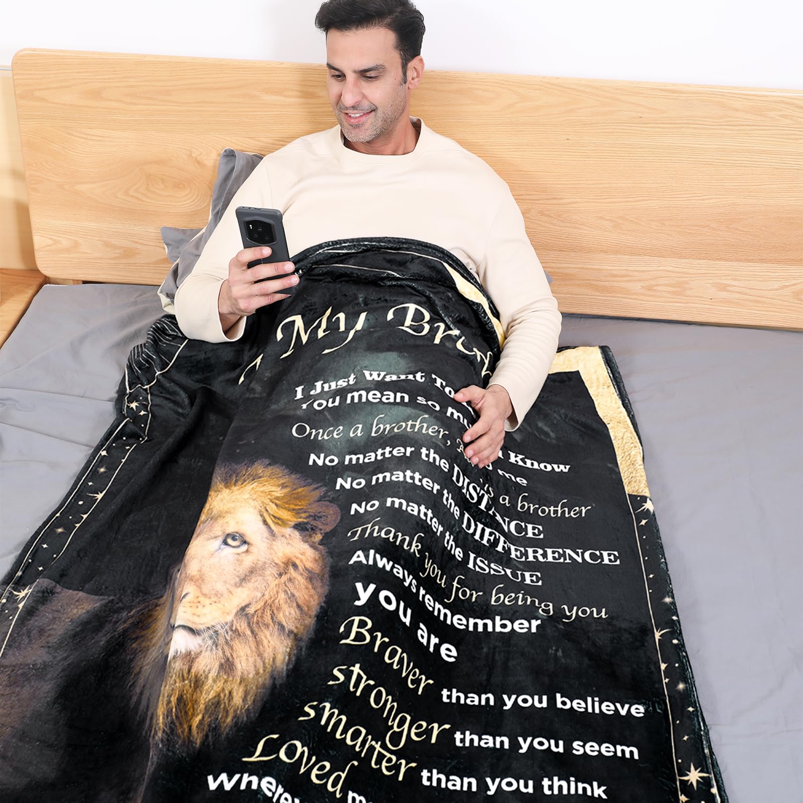 Ujifuis lion-design blanket emphasizes a bold motif for brother.