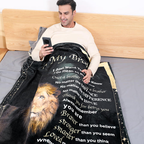 Ujifuis lion-design blanket emphasizes a bold motif for brother.