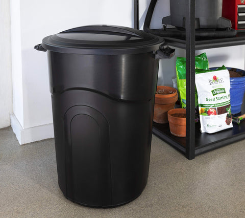 Click-lock lid on United Solutions 32-gallon can prevents spills and contains contents.