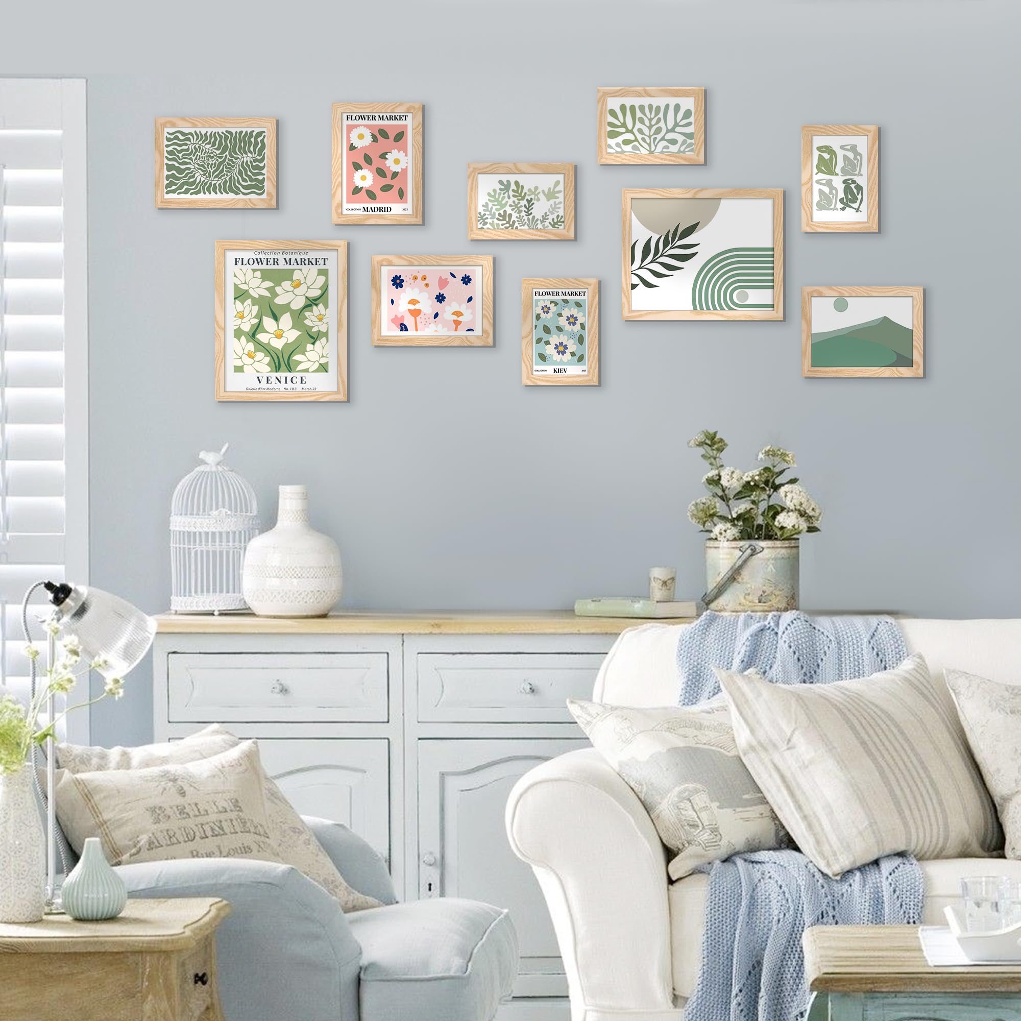 Upsimples durable wood frame with plastic cover protects photos while staying lightweight.