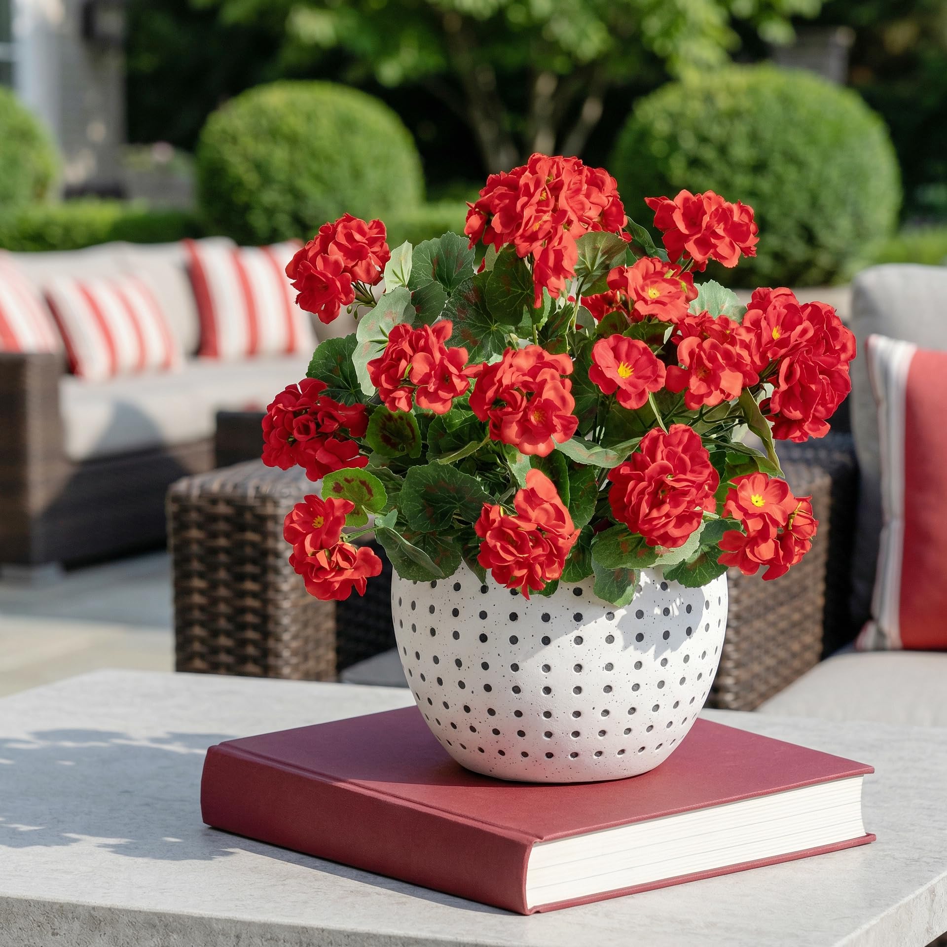 Uqueeten dust-cleanable artificial geranium stays tidy with minimal upkeep.