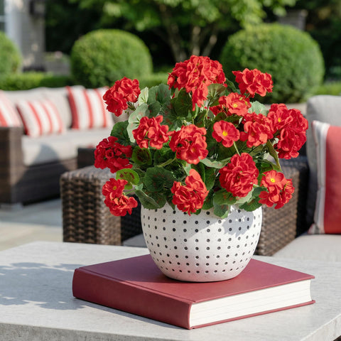 Uqueeten dust-cleanable artificial geranium stays tidy with minimal upkeep.