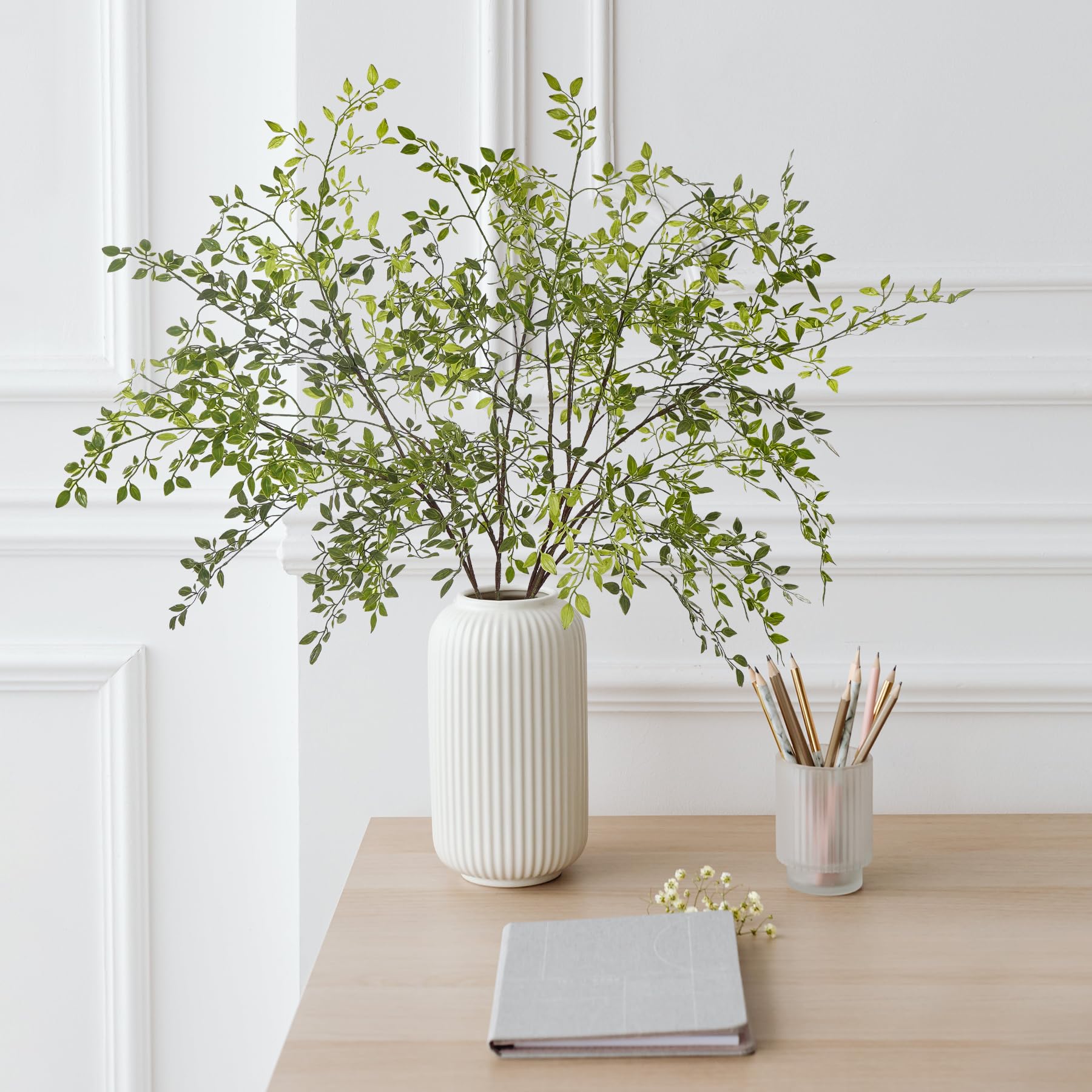 Uqueeten natural-green leaves provide a lifelike vibe without upkeep