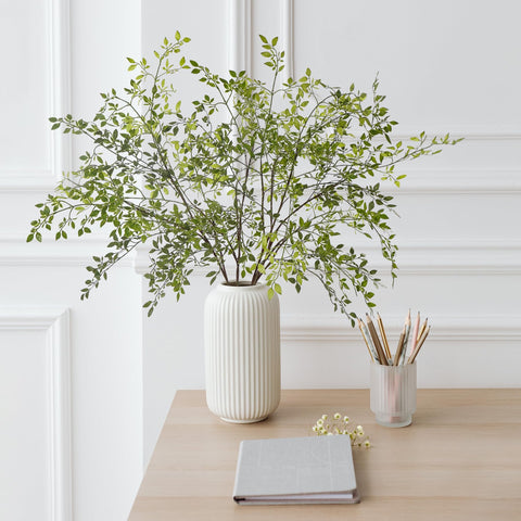Uqueeten natural-green leaves provide a lifelike vibe without upkeep