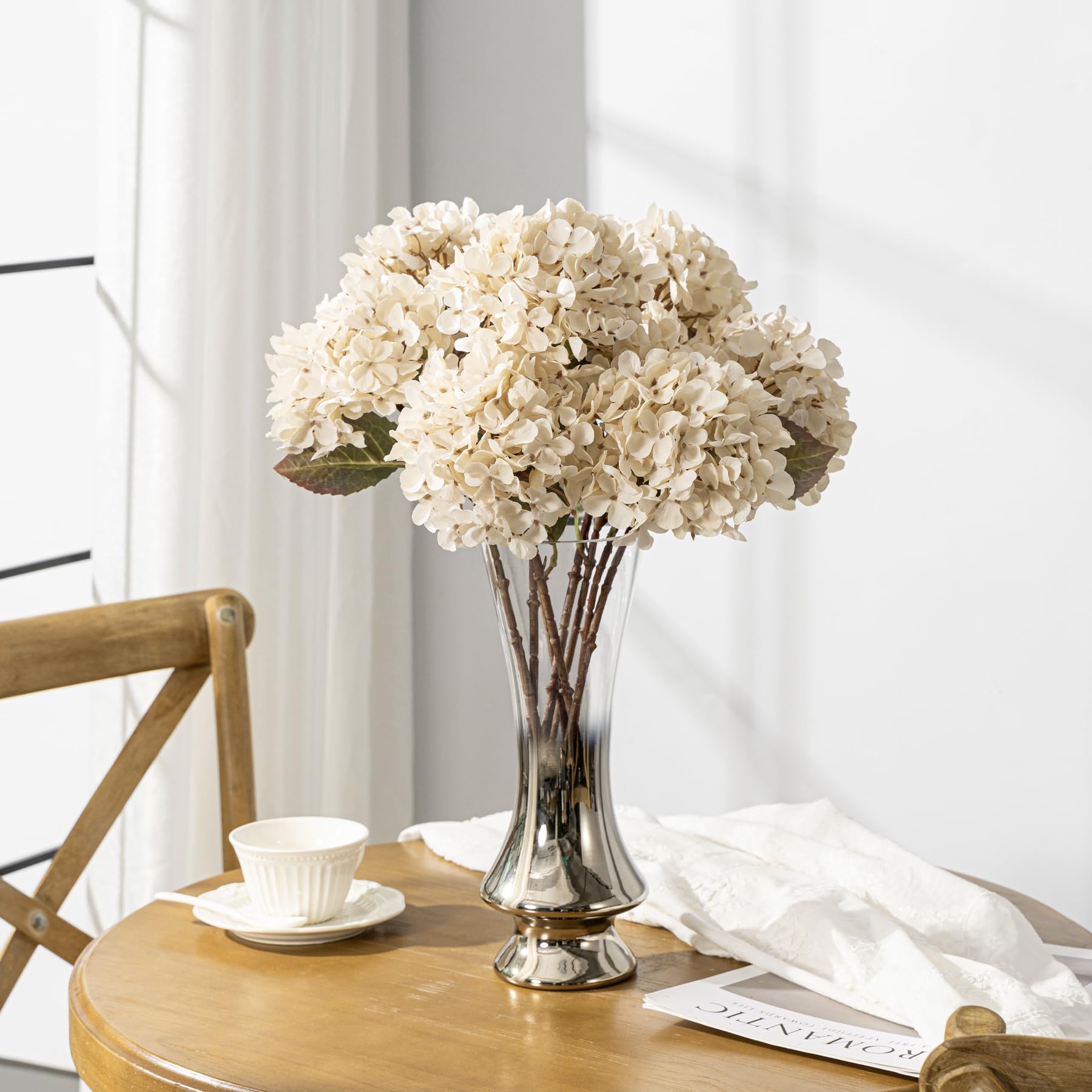 Uqueeten hydrangea heads close-up reveals 3D petals for realistic display.