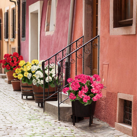 Uqueeten UV-resistant artificial plants keep color outdoors.