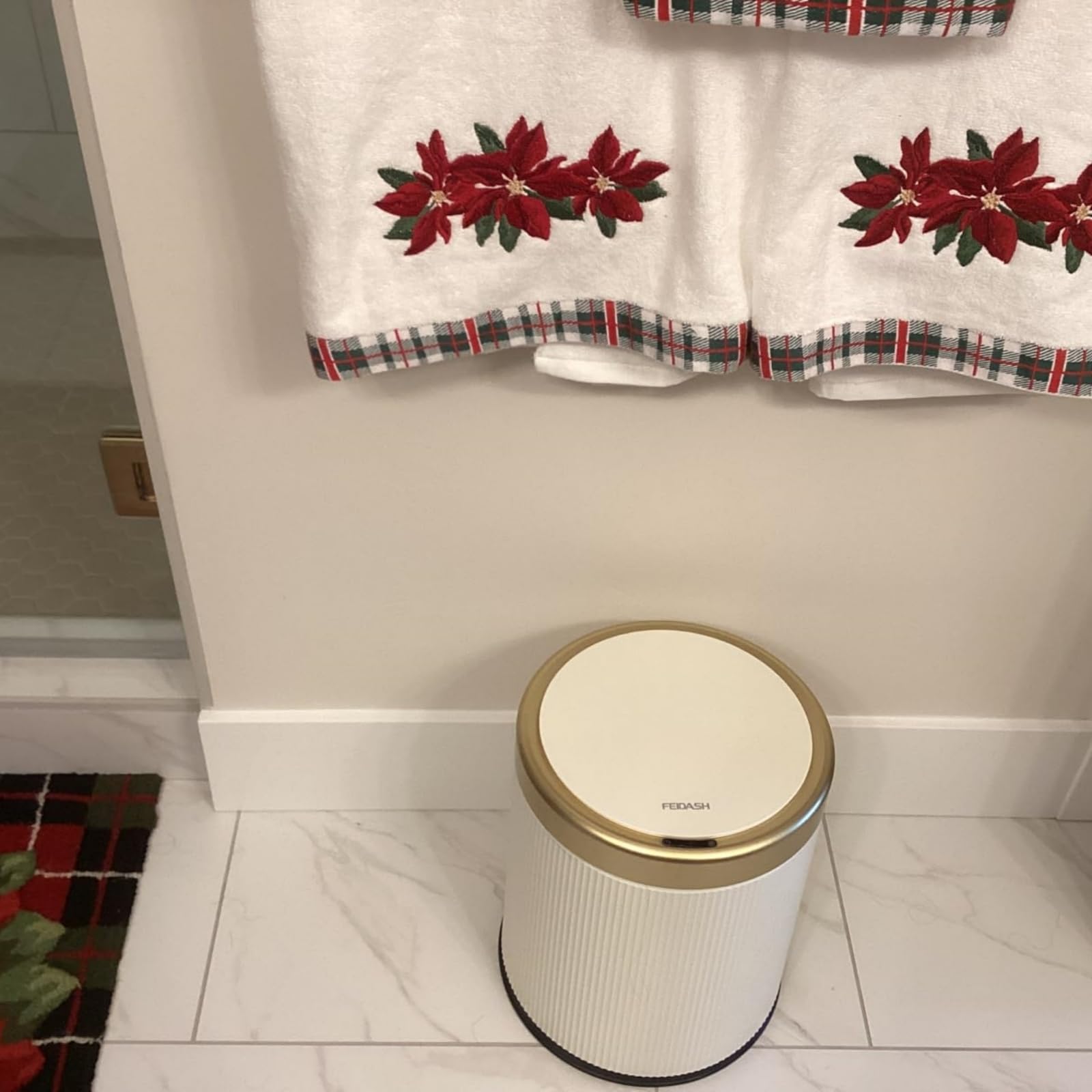 URALFA quiet soft-close lid reduces noise during everyday use.