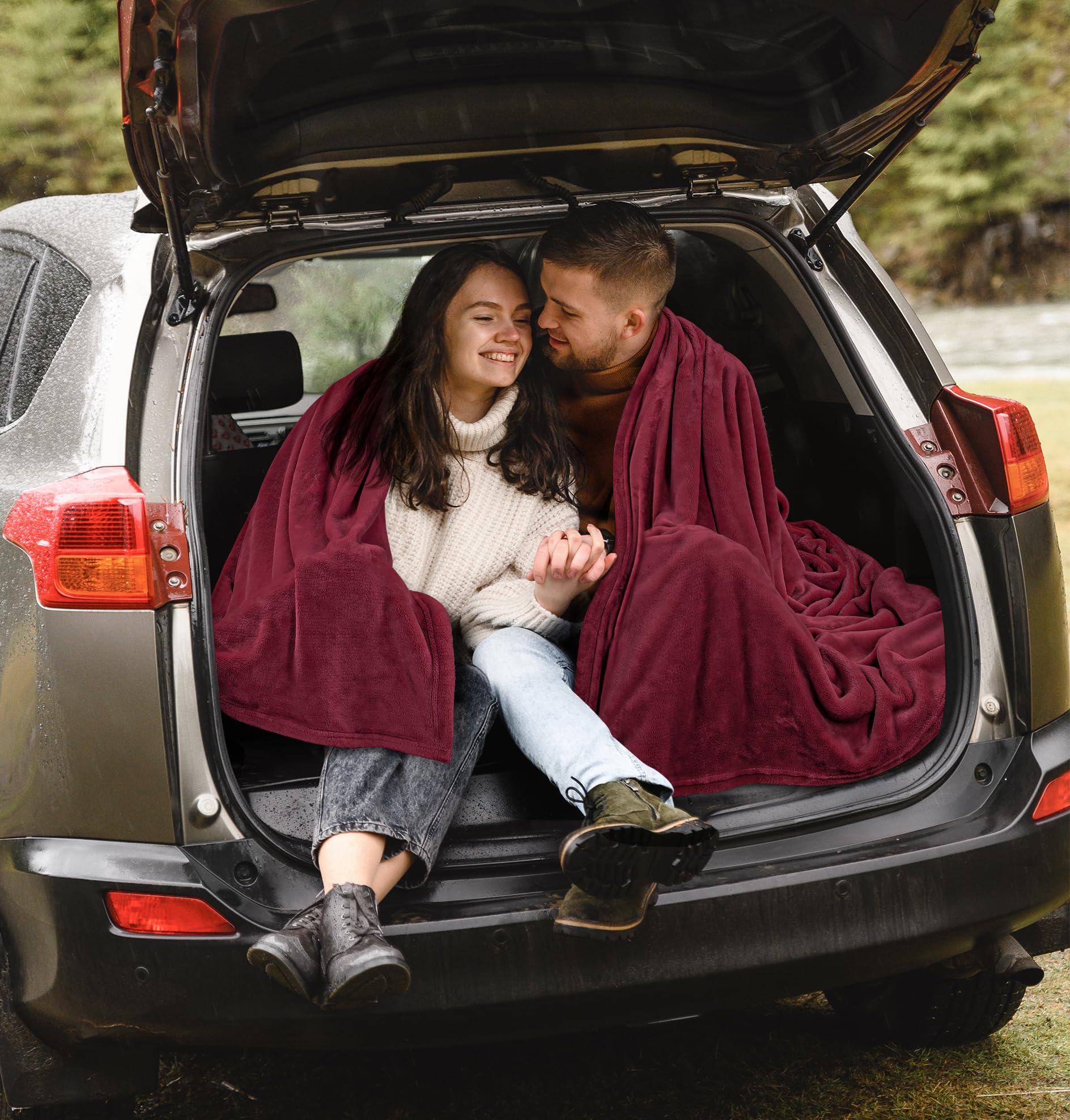 Utopia Bedding all-season microfiber blanket balances warmth and lightness