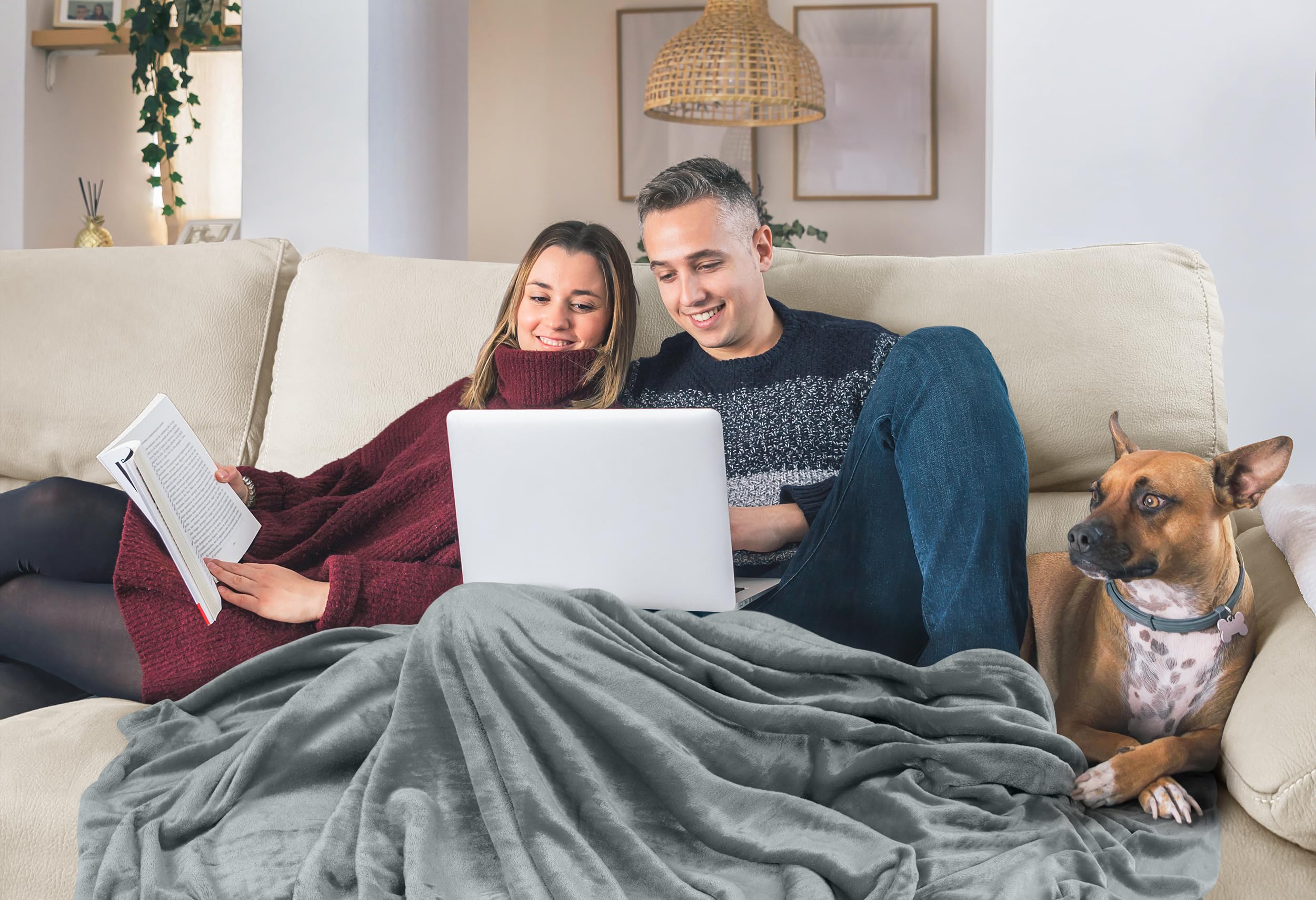All-season warmth with lightweight feel from Utopia Bedding fleece blanket.