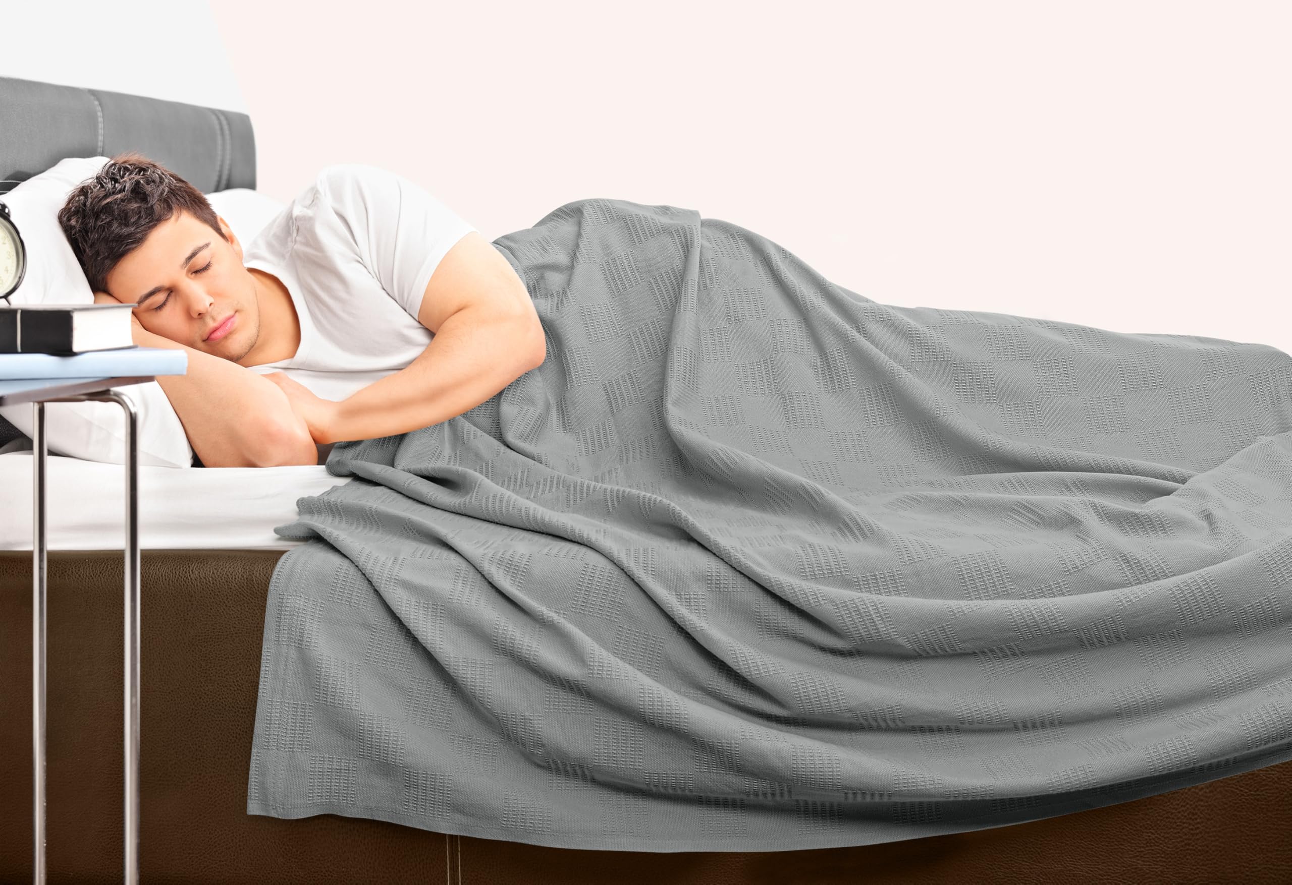 Utopia Bedding all-seasons thermal blanket suitable for year-round use.