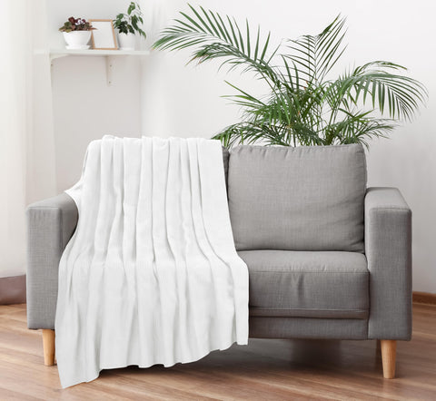 Utopia Bedding easy-care cotton blanket machine washable and quick to dry.