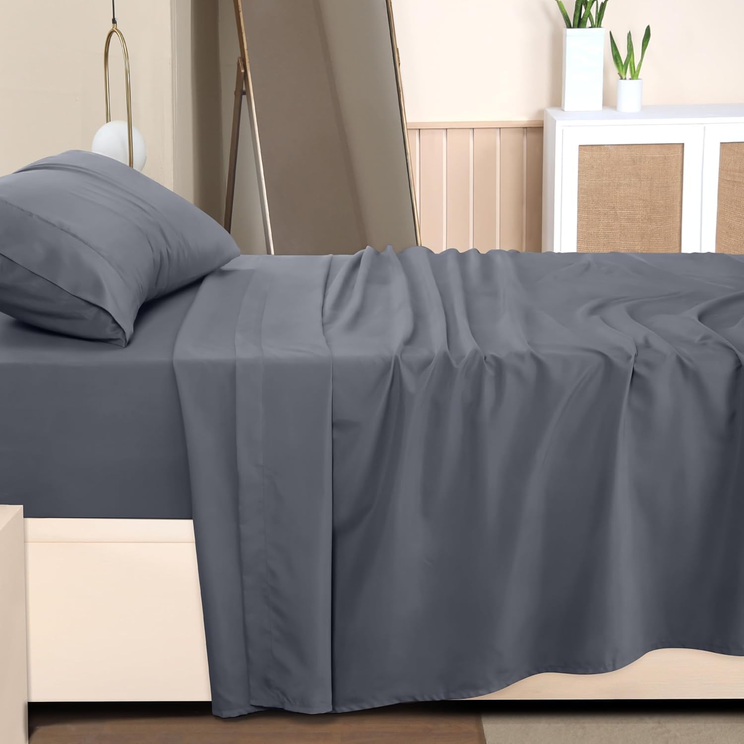 Utopia Bedding fade-resistant, shrink-resistant fabric ensures lasting brightness.