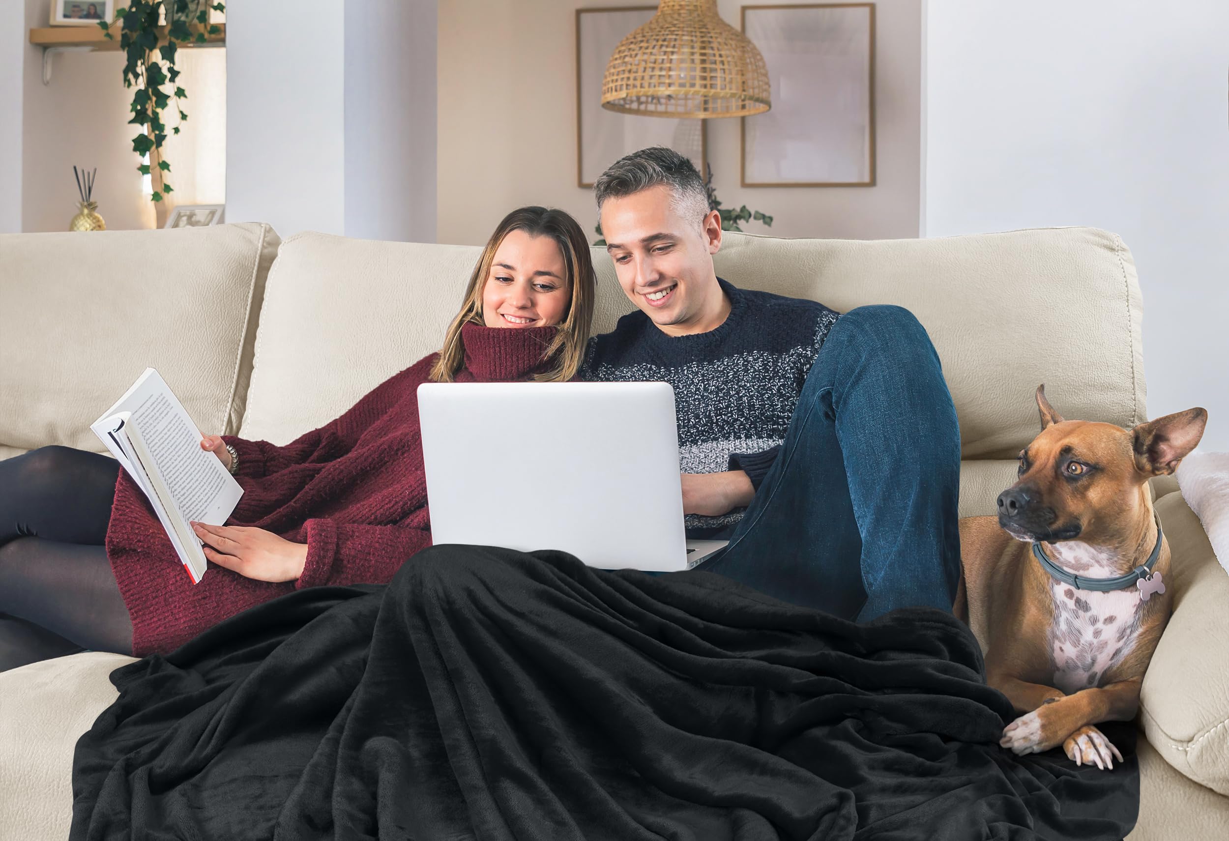 Utopia Bedding fleece blanket 1-inch hem for durable edges