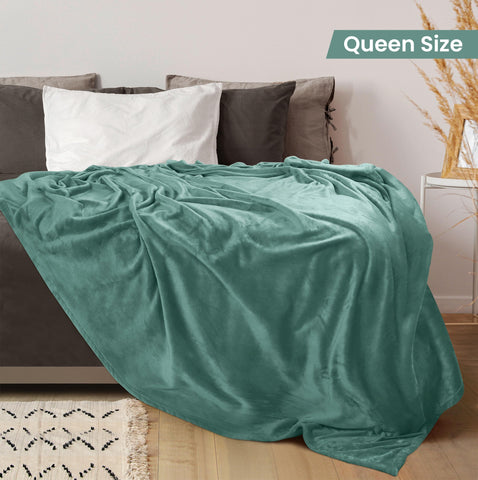 Utopia Bedding fleece blanket close-up shows soft microfiber texture and plush warmth.