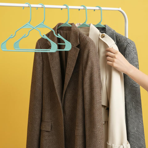 Sturdy Utopia Home hangers support shirts, pants, and coats without sagging.