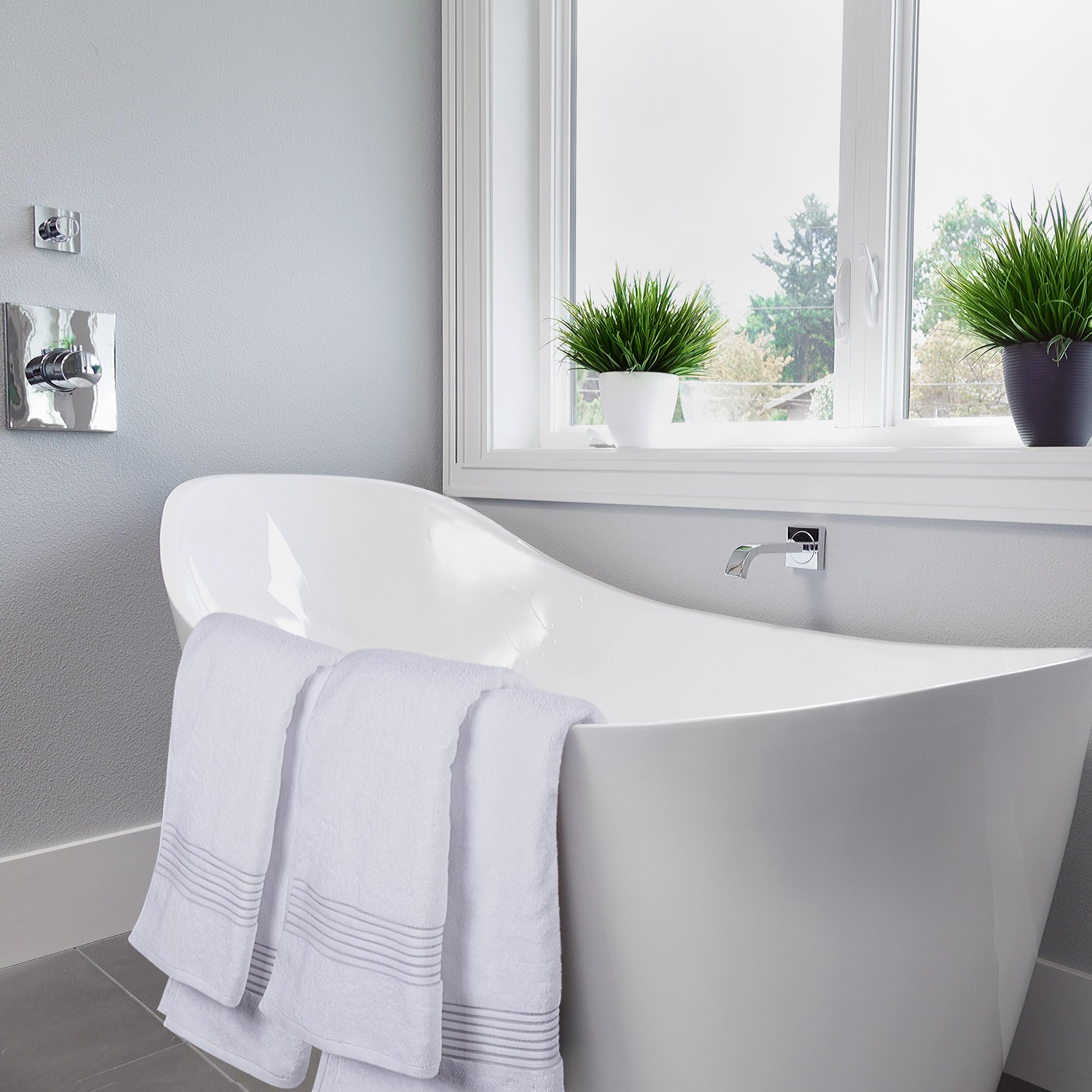 Utopia Towels Luxurious Bath Towels Set water absorption demo showing quick-drying potential