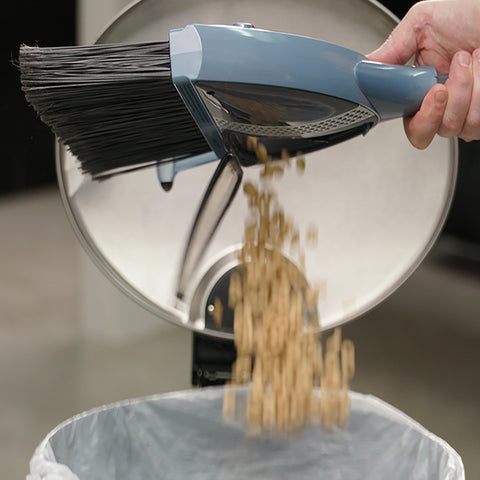 VaBroom lightweight 39 oz design easy to maneuver for daily cleaning