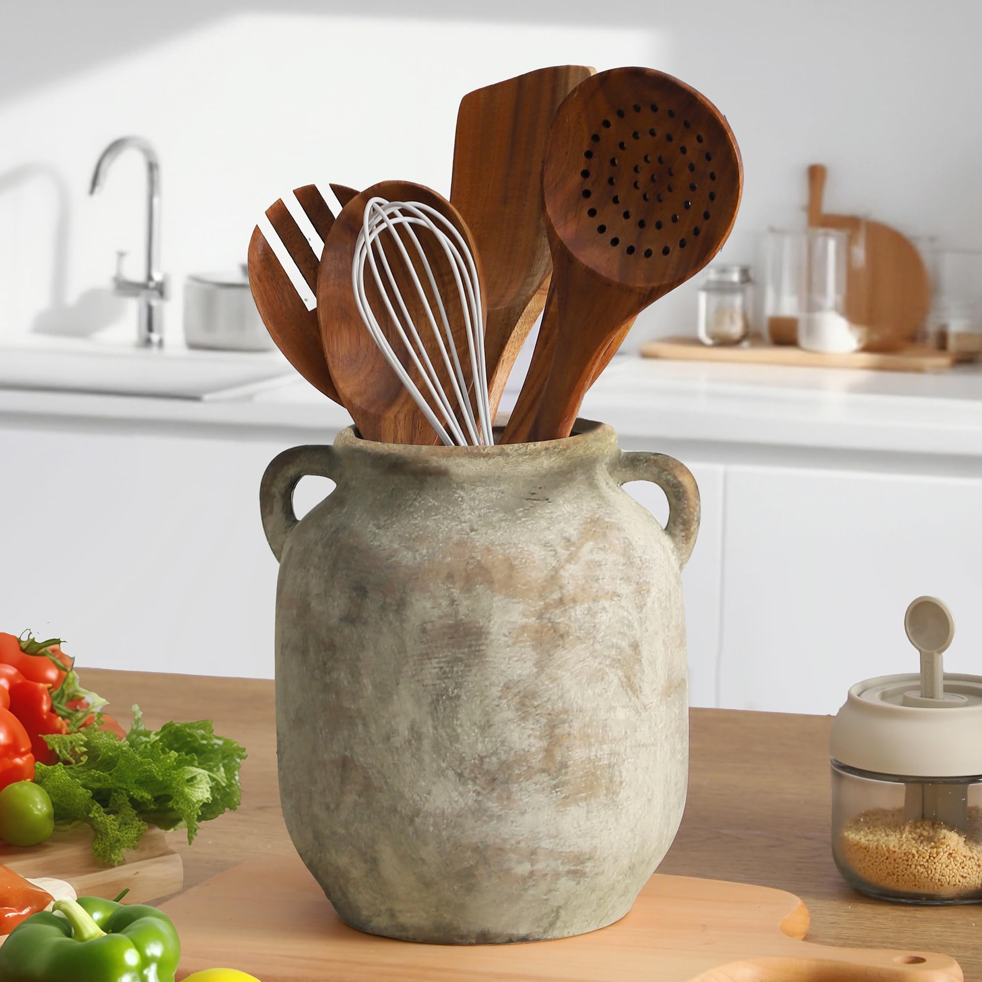 Vanselia ceramic flower vase works as a standalone centerpiece in any room.