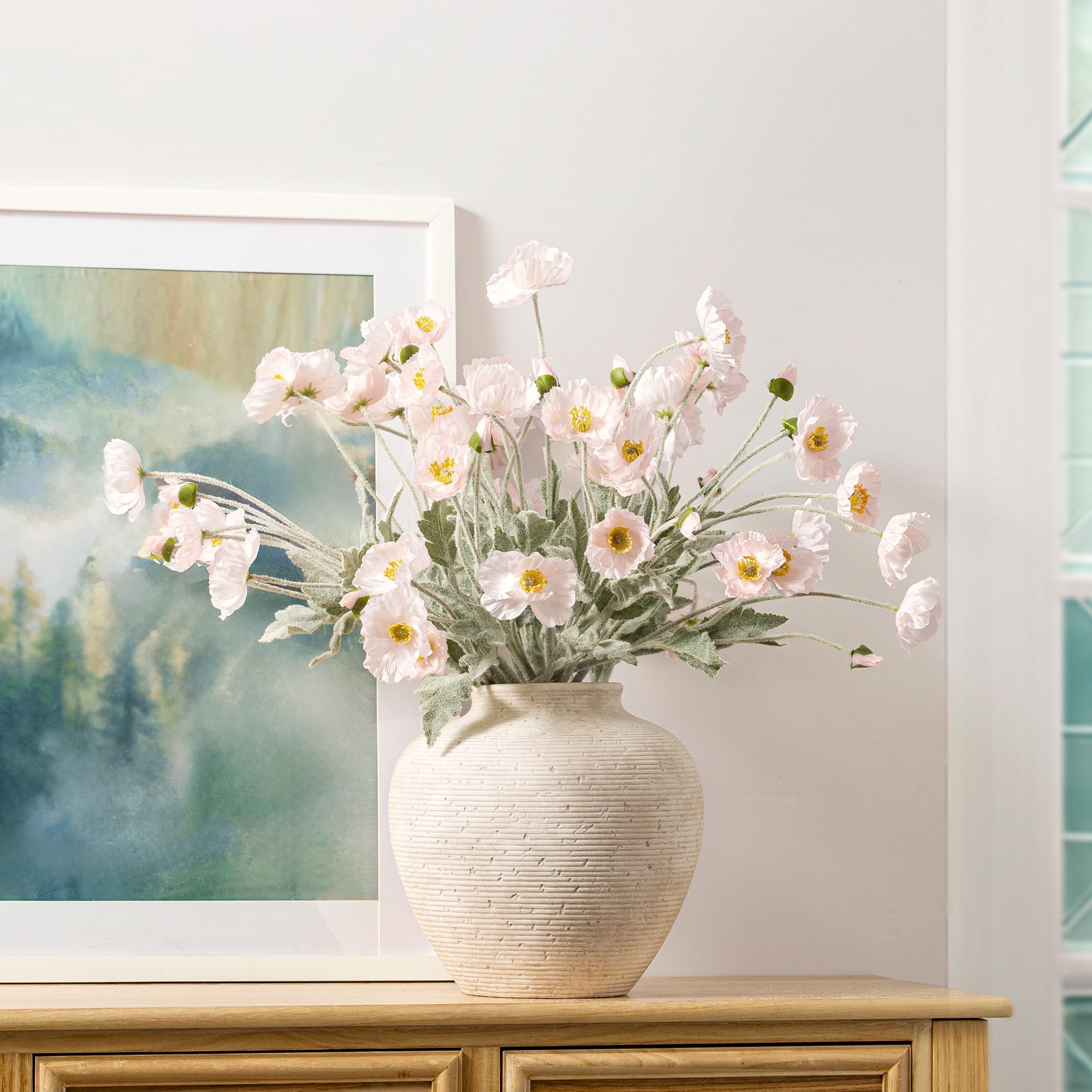 Vanselia vase used as a standalone centerpiece in any room.