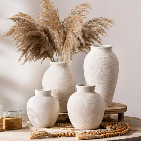 Vanselia vase with non-slip base protects tables during arrangements.