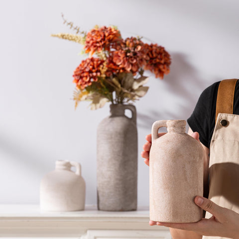 Vanselia ceramic vase design blends artistic texture with contemporary decor.
