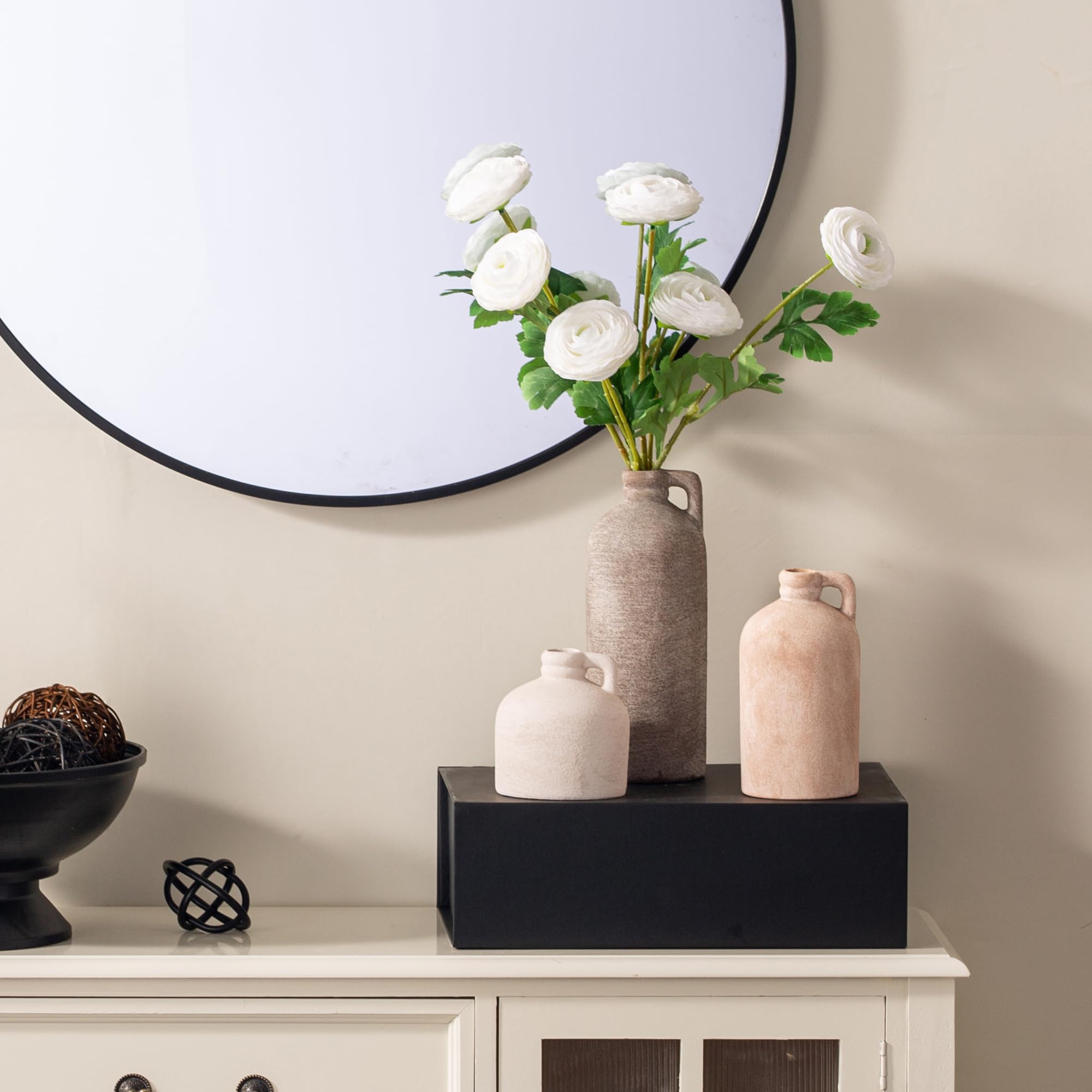 Vanselia vase for dried florals enhances living spaces.