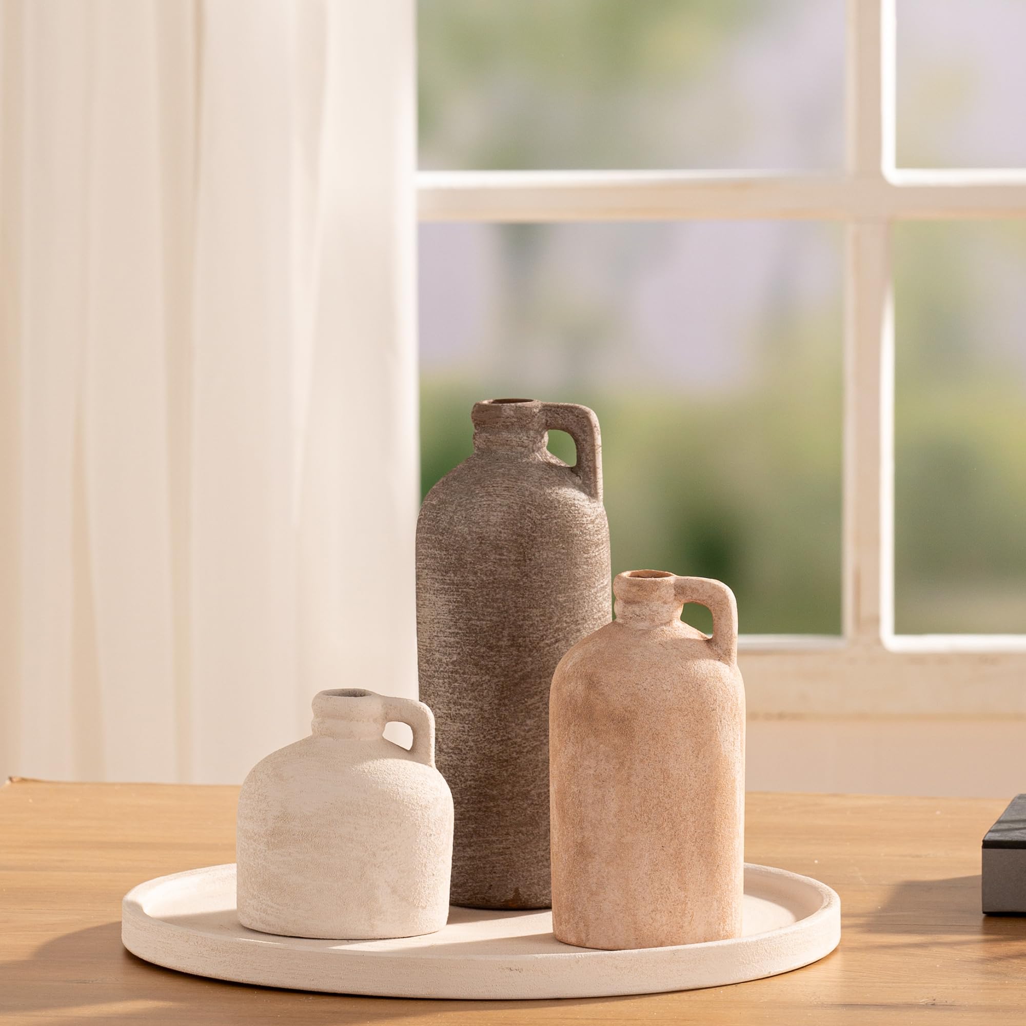 Vanselia durable ceramic construction provides sturdy display pieces.