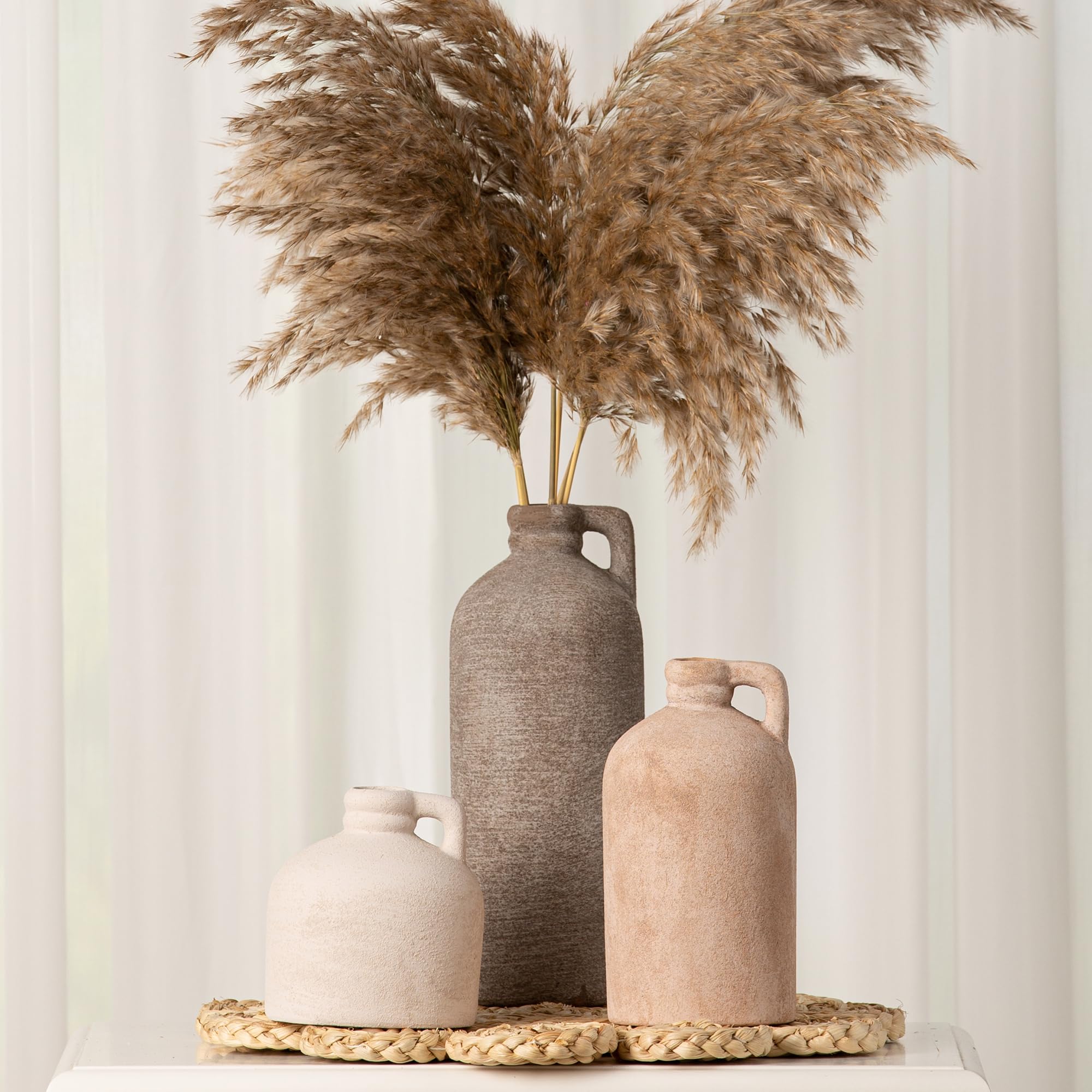 Vanselia vase features a non-slip base to protect furniture.