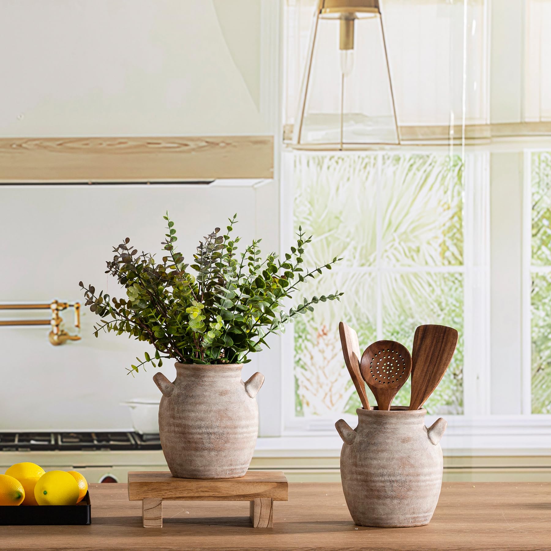 Vanselia vase interior is waterproof for fresh blooms.